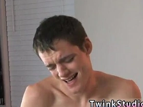 忧郁系亚裔男同志色情片 凯莱布·科尼姆初来乍到跃跃欲试 gay asian porn tube