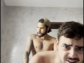 小鲜肉给兄弟爽了一把 japanese gay daddy porn