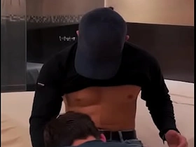 我给送气球的小哥额外小费，结果他把我操得爽翻天 better half gay asian sex videos