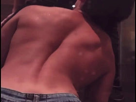 酒吧聊完女人后，我和直男兄弟在浴室搞上了 porn asia gay