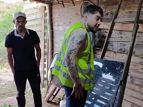 老板和员工 员工完成任务后 老板看他浑身大汗直接硬到爆 free gay male threesome chinese porn