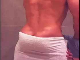 看到哥们从酒吧回来洗澡 忍不住冲进淋浴间跟他搞 chinese bubble in the final gay porn