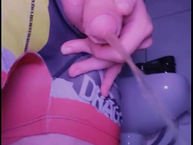 小白脸在厕所撒尿后舔自己的尿 korean gay sex porn