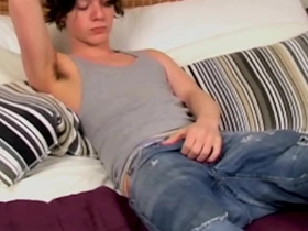 HomoEmo：情绪摇滚骚货桑迪·詹金斯在床上撸硬屌 gay men asian carnal knowledge videos