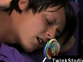 大屁股亚洲基佬电影 这个超级萌货边吃边 daddy with an increment of asian blissful porn