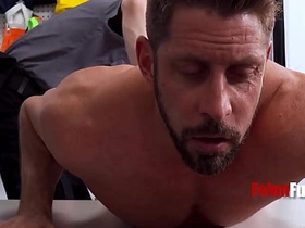 小偷只有两个选择：要么操警卫，要么在监狱里被操 hot teen gay porn video