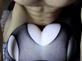 在她浑圆大屁股上射满精液，接着继续操她屁眼！ hot asia gay porn