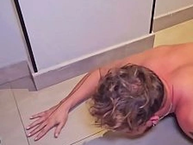 大胡子主人操烂小鲜肉的屁眼，把他当性奴使唤。BDSM狗玩羞辱高潮 korean jerk gay porn