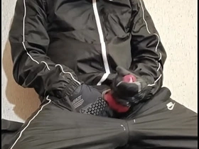 穿运动裤的骚年发情了 japanese cosplay gay porn