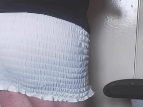 瘦弱伪娘Oso撒尿玩自己骚屁股 chinese gay public porn