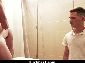 那男人毫不掩饰他青筋暴起的勃起鸡巴 - 乱伦性交 chinese first time gay porn