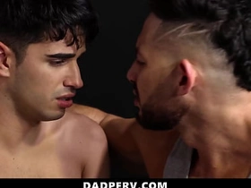 继子让继父抚弄他的鸡巴 任由其掌控 - 老爸变态 morgan chinese frot gay porn