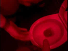 业余小帅哥在俱乐部厕所看朋友撒尿，伸手帮忙然后自己硬了... xxx sex videos asian gay