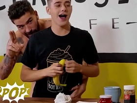 TWINKPOP - 嫩仔乔伊·米尔斯用打发奶油和糖粒装饰克里斯·该死的鸡巴 变成美味点心 japanese mature gay porn