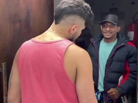 收货时让快递员上楼 他用肉棒当报酬还射了我满嘴 korean gay porn hard