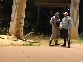 摩托车手VS打工仔 撒完尿转身就求口交 asian merry making love videos hdgaytube