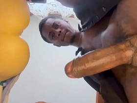 老爹边吐口水边用飞机杯撸他那根大屌，最后射了 morose asian gay sex videos