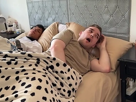 别出声，别让你继兄发现！- 与大鸡巴纹身拉丁小鲜肉3P japanese gay porn videos