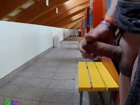 我在公共更衣室撸我厚包皮鸡巴，差点被抓到两次。 asian gay porn websites