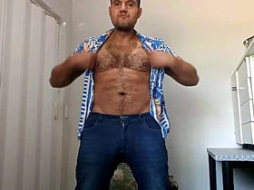 巴西巨根狂操尤物——手活+超量射精 巴西大鸡巴喷发实录 asian cumcontrol gay porn