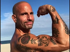 海滩上炫耀超大量精液 pinoy gay porn