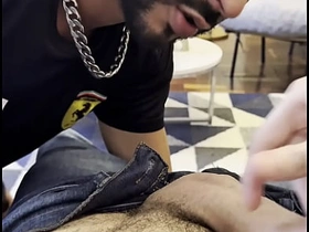 发现邻居儿子的鸡巴大得惊人 gay porn asia.