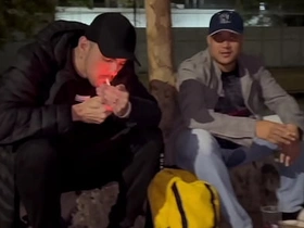 哥们在球场喝酒结果搞起基来，突然冒出个流浪汉让一切更有意思了 japanese hot gay porn