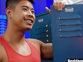 亚裔肌肉男被大屌朋友猛干 hot gay porn live