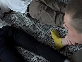 瘦仔带朋友来家玩——趁他们打游戏时，他和继父把他们全干了 japan gay porn cum