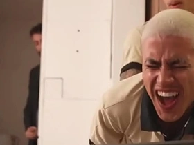 我在办公室搞同事被老板监控看到，这骚货忍不住加入了——免费看 gay porn czech hunter hot