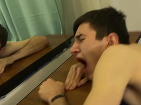 可爱摔跤少年训练时发情，直接在地板上开干——最后射进对方嘴里 gay porn teen japan