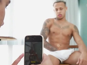 叫兄弟来拍照 结果他把我鸡巴嗦到射精 chinese older men gay porn