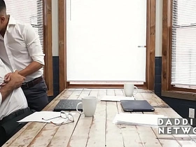 加班时间被他压在身下 asian tissue massage gay porn