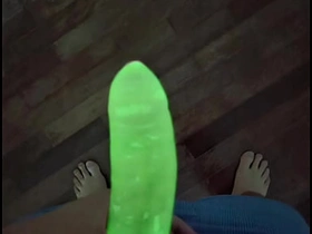 我试了霓虹避孕套 - 看它在黑暗中发光 pinoy gay porn daks