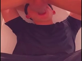 商场厕所里被运动型小伙深喉 爽爆的猎艳 asian assisting hand gay porn