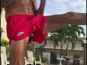 鸡巴意外从短裤里弹出 japanese gay porn company